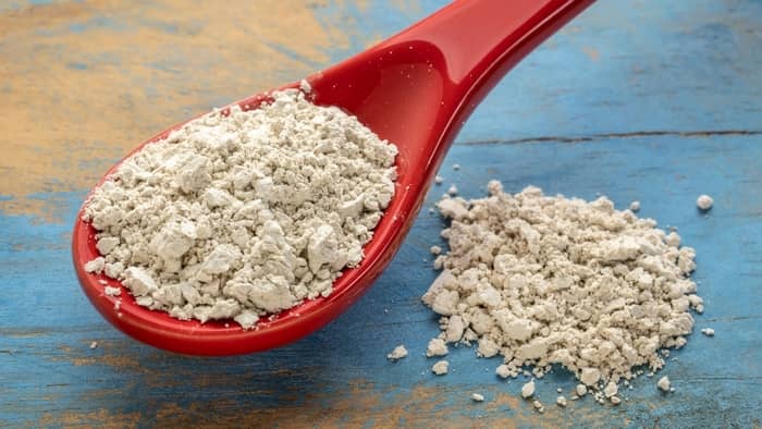  Is it better to apply diatomaceous earth wet or dry?